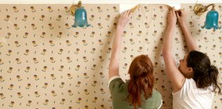 Стоит ли отделывать стены в гостиной обоями?