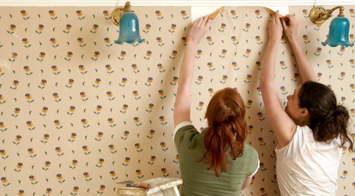 Стоит ли отделывать стены в гостиной обоями?