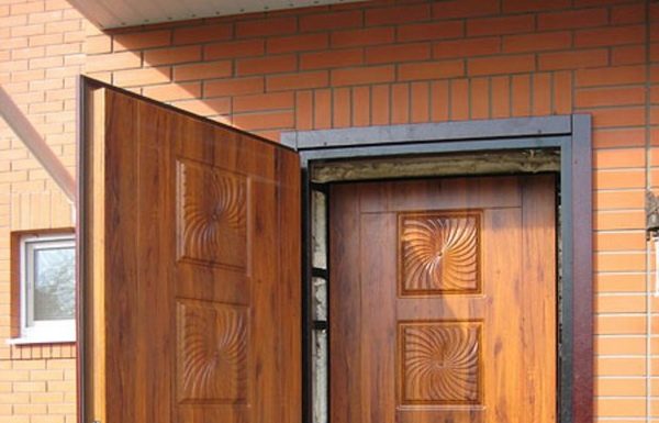 Выбор входной металлической двери на дачу