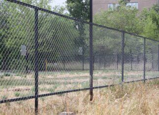 Стоит ли покупать сетку-рабицу: что это, особенности и сферы применения, разновидности, плюсы установки