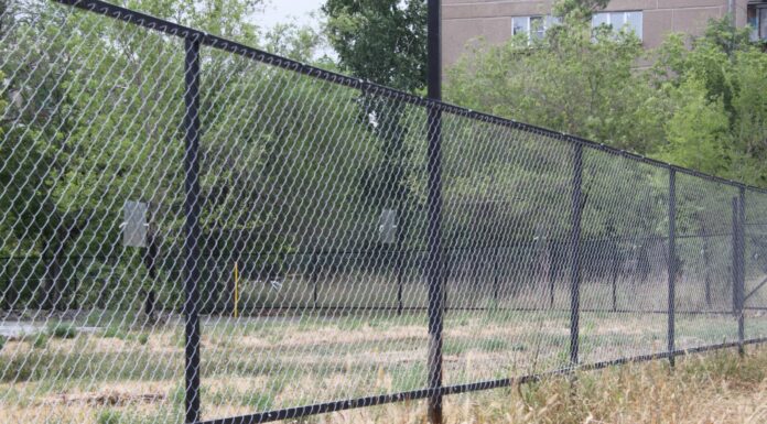 Стоит ли покупать сетку-рабицу: что это, особенности и сферы применения, разновидности, плюсы установки