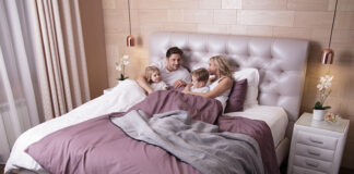 Двуспальные кровати: из каких элементов состоит качественная кровать и как выбор основания влияет на срок службы матраса