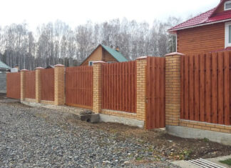 Чем штакетник удобнее профнастила в качестве забора