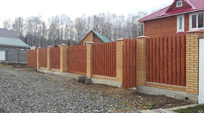 Чем штакетник удобнее профнастила в качестве забора