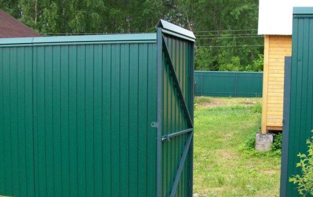 Информация о заборах из профнастила от ресурса «Дом и Комфорт»