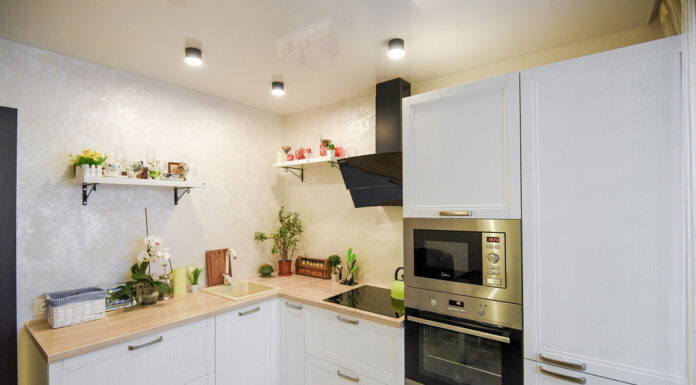 Кухня без верхних шкафов: почему она становится все популярнее, какими плюсами обладает, для каких стилей интерьера характерна, и чем можно заменить навесные шкафчики