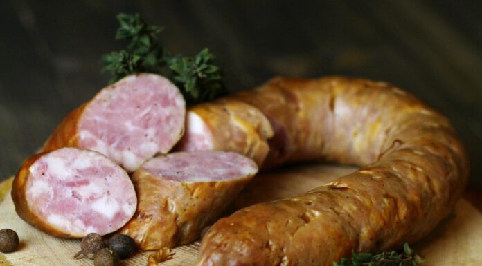 Как сделать домашнюю колбасу с помощью мясорубки