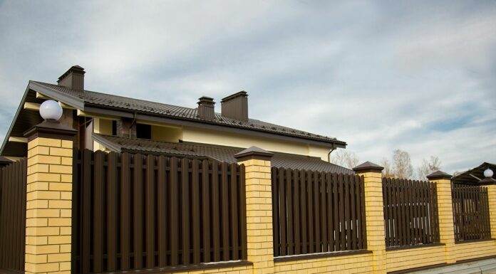 Ограждение дома – какое выбрать для строения