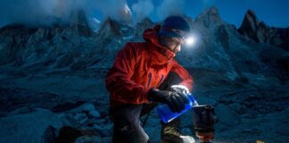 Как выбрать туристический фонарь?