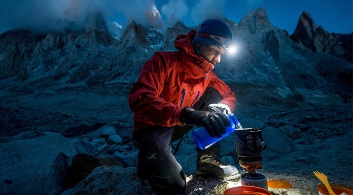 Как выбрать туристический фонарь?