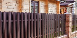 Штакетник для забора из металла, и его отличия от прочих материалов