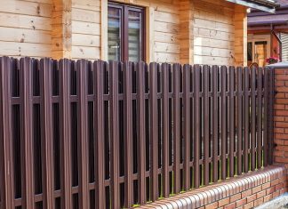 Штакетник для забора из металла, и его отличия от прочих материалов