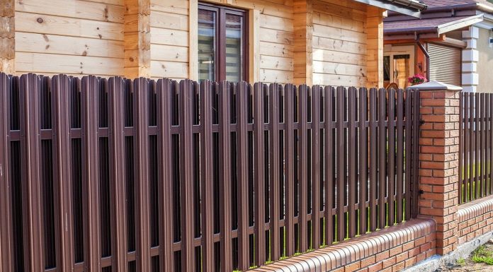 Штакетник для забора из металла, и его отличия от прочих материалов