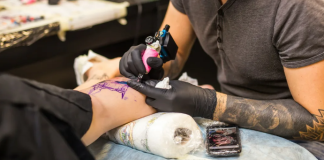 Мастер в Иваново, профессионально делающий татуировку в салоне