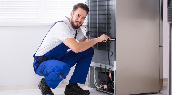 Какие детали требуют замены в холодильниках Хитачи, и кто осуществляет такую работу