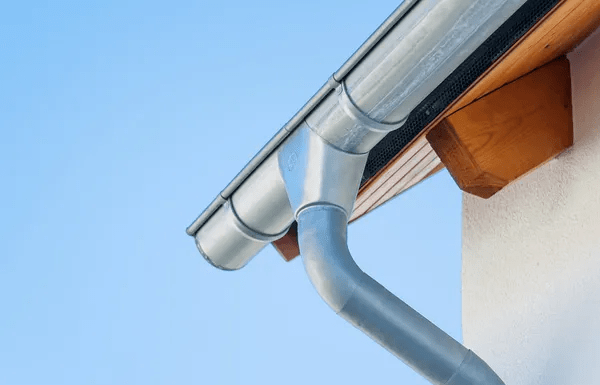 Желоб водосточный: особенности выбора