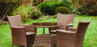 Садовая мебель из ротанга: какими свойствами она обладает