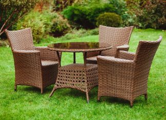 Садовая мебель из ротанга: какими свойствами она обладает