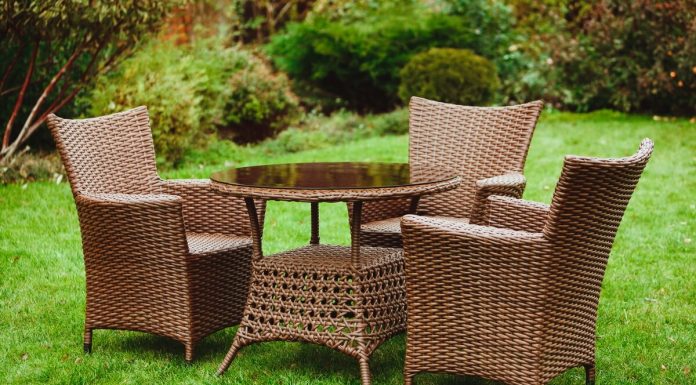 Садовая мебель из ротанга: какими свойствами она обладает