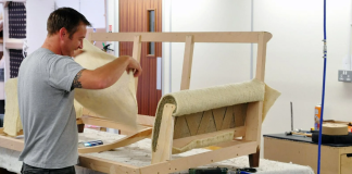 В каких случаях выгодней перетяжка и обивка мебели: советы