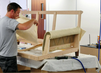 В каких случаях выгодней перетяжка и обивка мебели: советы