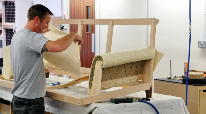 В каких случаях выгодней перетяжка и обивка мебели: советы