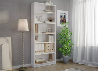Декор стеллажа в гостиной: чем удобны открытые стеллажи по сравнению с застекленными сервантами