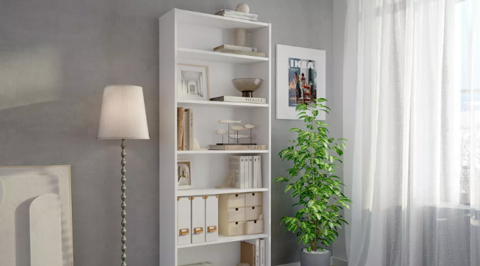 Декор стеллажа в гостиной: чем удобны открытые стеллажи по сравнению с застекленными сервантами