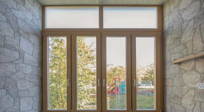 Какими свойствами известно пластиковое остекление балконов: подробности