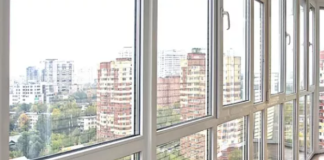 Чем удобно французское окно на балкон: чем оно отличается от стандартного