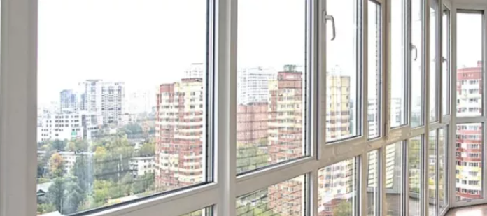 Чем удобно французское окно на балкон: чем оно отличается от стандартного