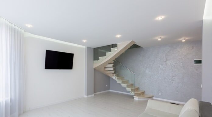 Какие натяжные потолки и крепления к ним доступны оптовым заказчикам: подробности