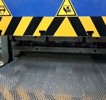 Перфорированный металлический лист: разновидности материалов