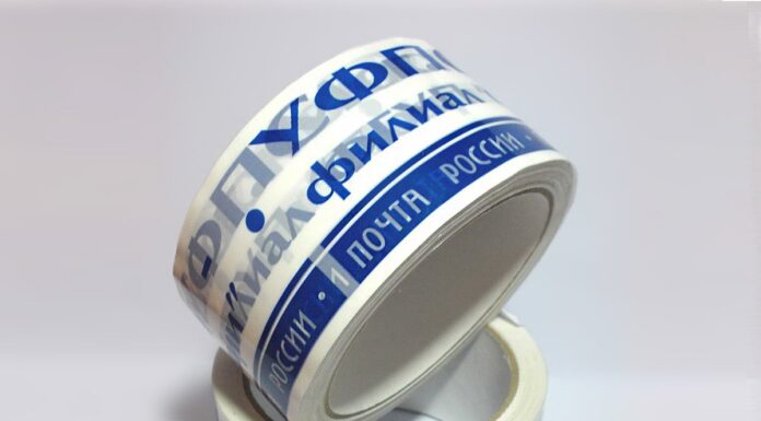 Скотч с логотипом на заказ: плюсы использования