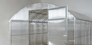 Теплицы из поликарбоната: плюсы, типы, монтаж и уход