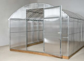 Теплицы из поликарбоната: плюсы, типы, монтаж и уход