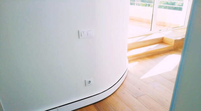 Теплый плинтус: плюсы и особенности