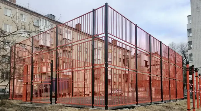 Универсальные спортивные площадки во дворе: плюсы, элементы