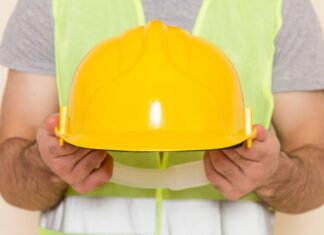 Основные элементы защитной экипировки: строительные каски и краги сварщика спилковые