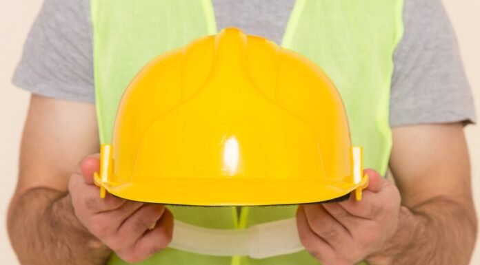 Основные элементы защитной экипировки: строительные каски и краги сварщика спилковые