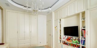 Почему стоимость встроенной мебели выше стандартной