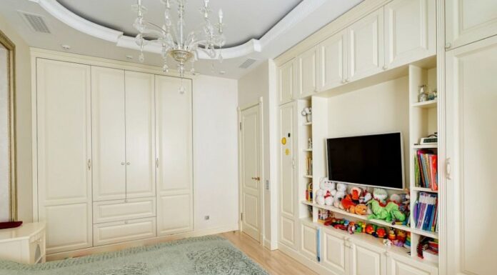 Почему стоимость встроенной мебели выше стандартной