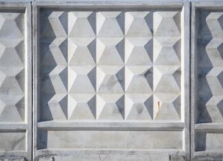 Железобетонные заборы и фундаменты: долговечность и безопасность