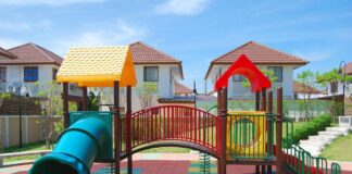 Резиновые покрытия для детских площадок: установка и монтаж