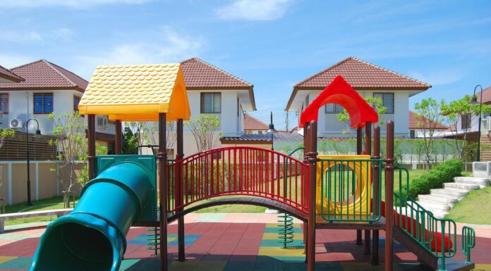 Резиновые покрытия для детских площадок: установка и монтаж