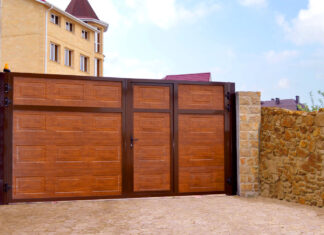 Ворота с калиткой: разновидности, плюсы и недостатки