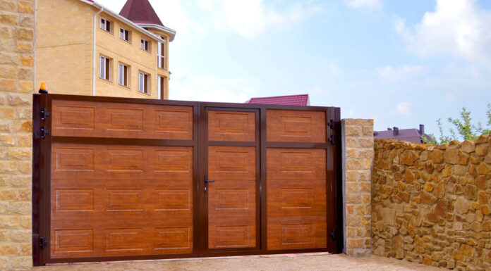 Ворота с калиткой: разновидности, плюсы и недостатки