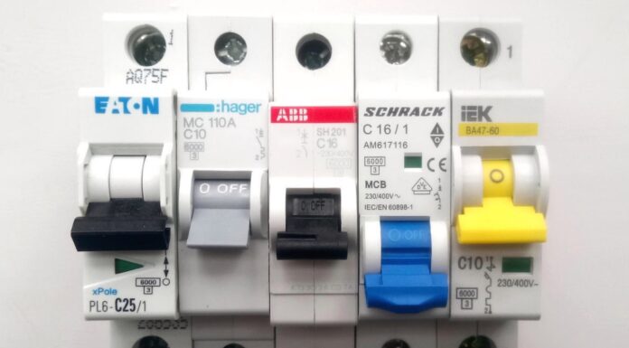 Как автомат реагирует на короткое замыкание и перегрузку