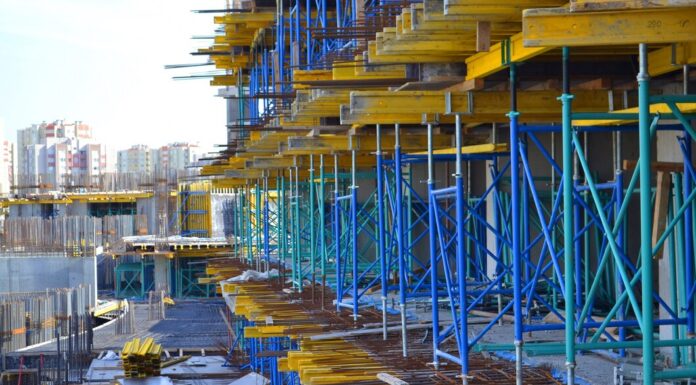 Для чего нужны телескопические стойки в строительстве: основные функции и плюсы