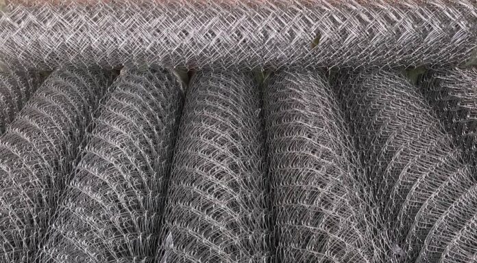 Сетка рабица для забора, ограждения и не только: как не ошибиться с выбором